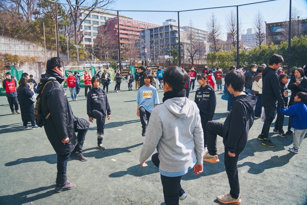 レース前にストレッチとウォーミングアップをする生徒たち