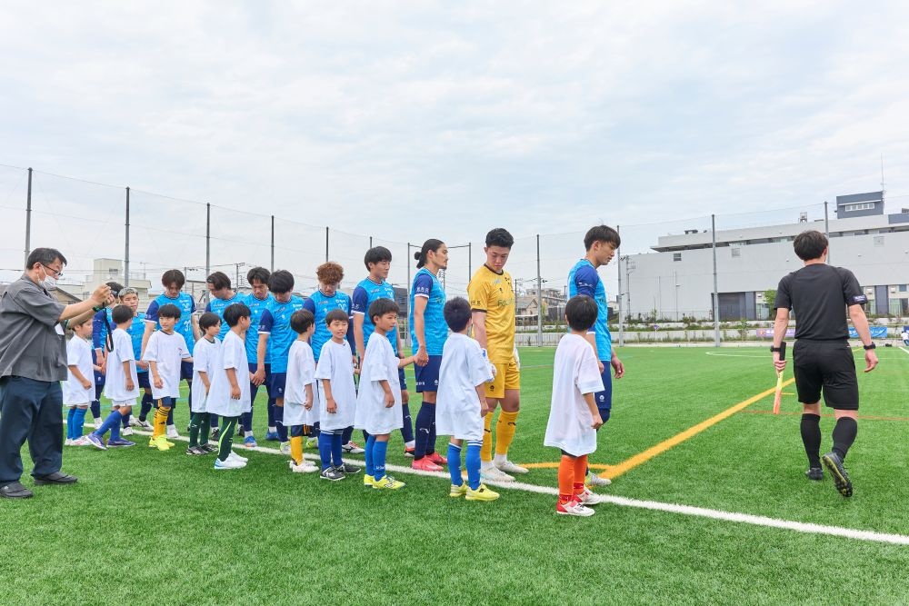 選手とともに入場するエスコートキッズ