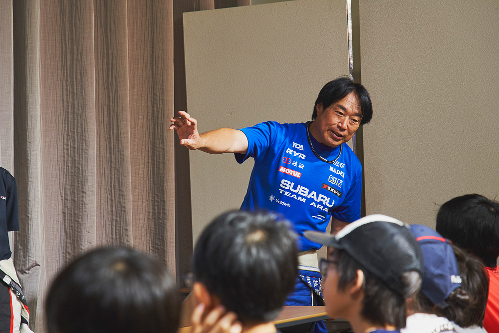 ラリードライバーの新井敏弘選手