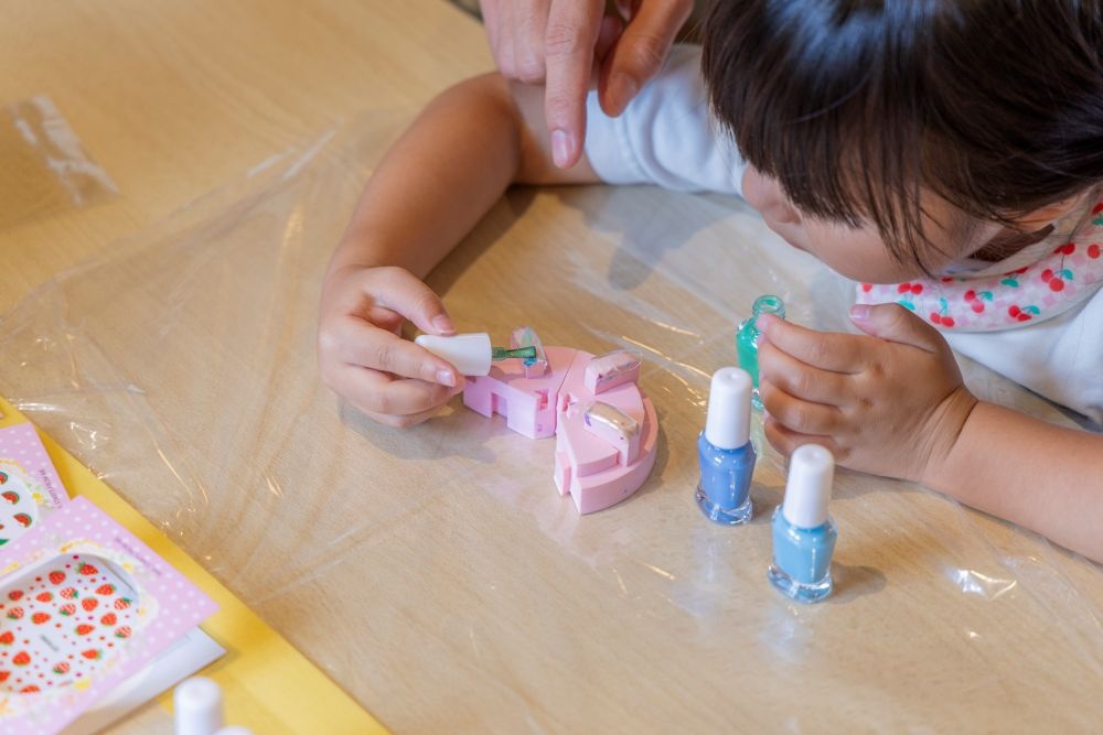 北海道芸術高等学校東京池袋サテライトキャンパス「ちびっこネイリスト体験！ネイルチップを作ってみよう！」