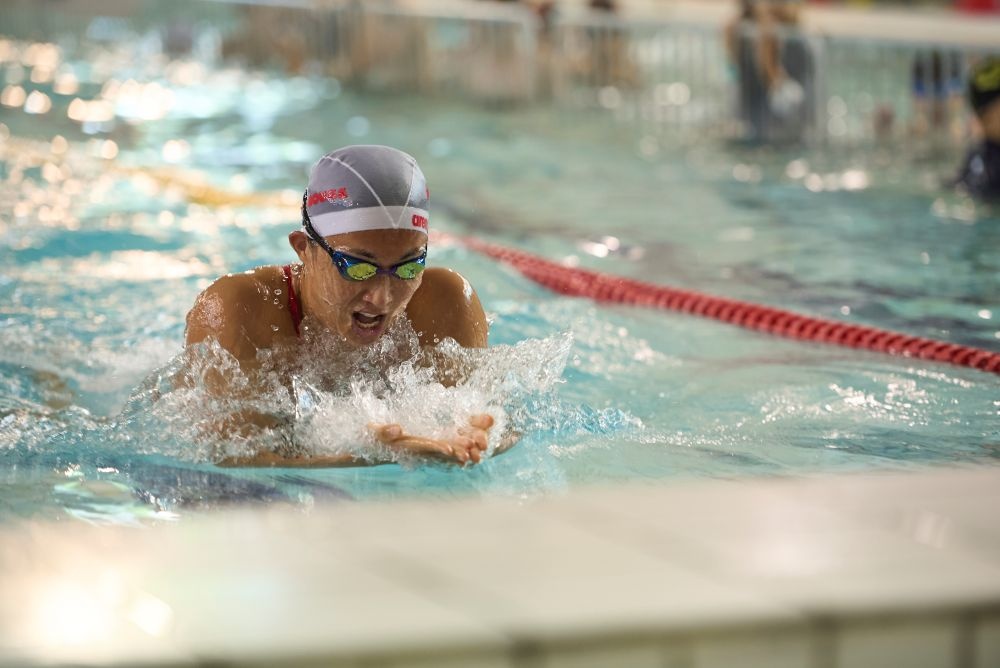 鈴木選手の平泳ぎ披露