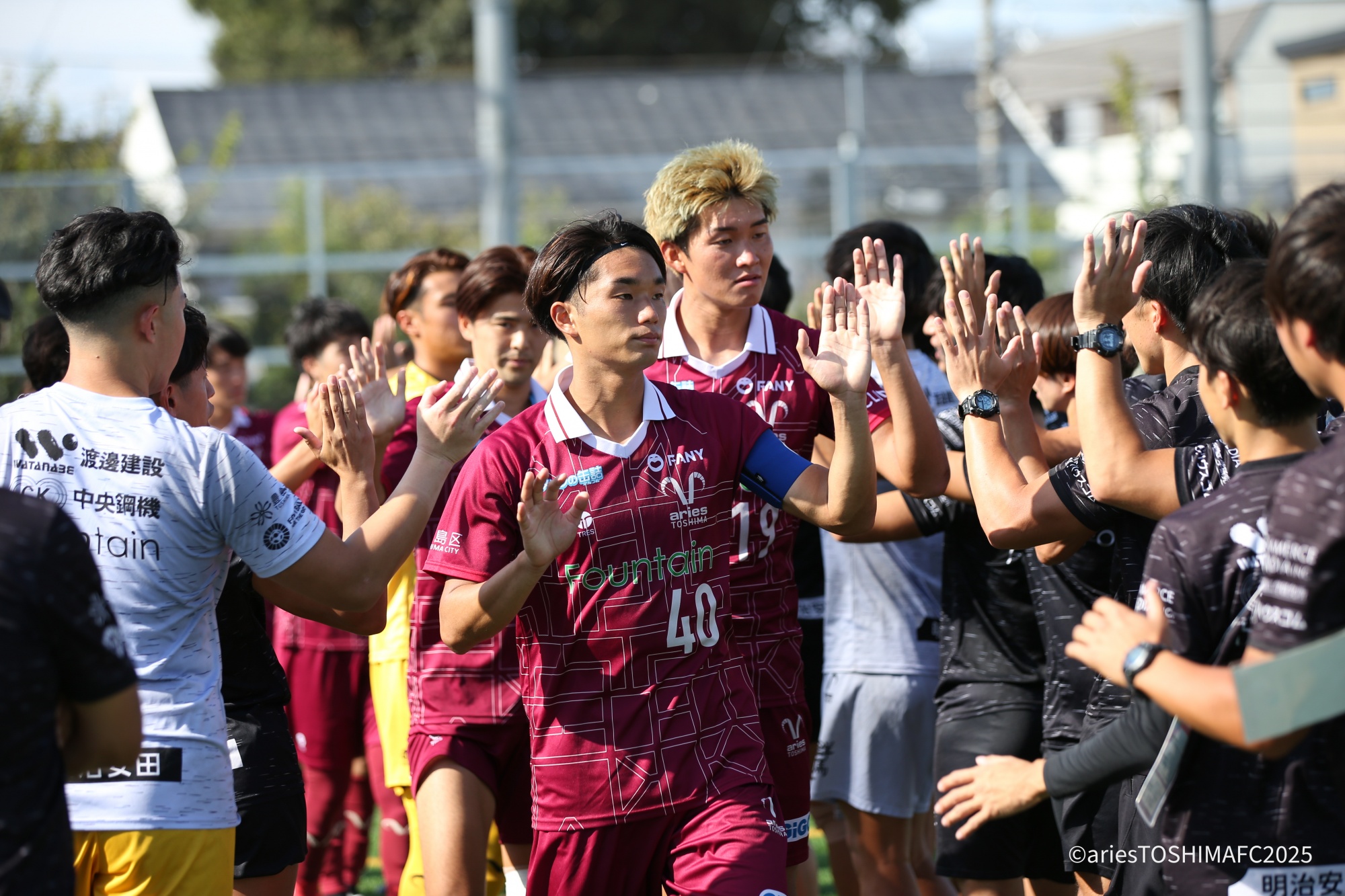 選手のハイタッチ