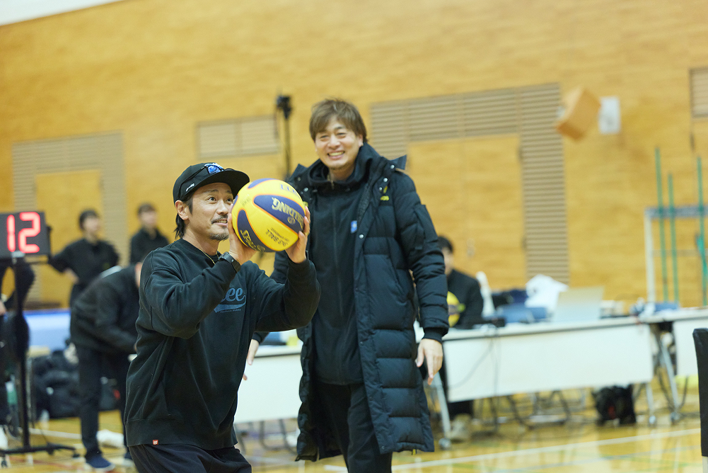 フリースローに挑戦する永井大さん