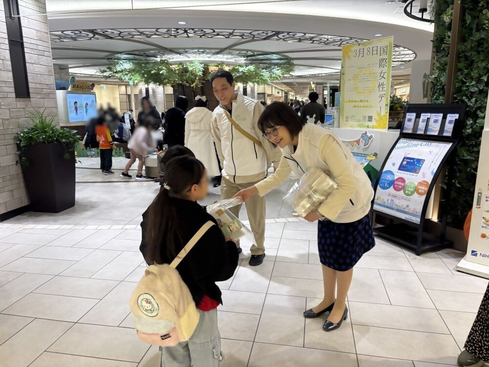 区長によるノベルティ配付